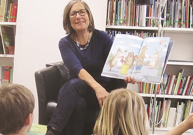 Sylvia Aspinall liest am Vorlesetag in der Jugendbibliothek Olten. (Bild: ZVG)