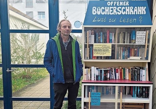 Daniel Jäggi erfreut sich an den kleinen Begegnungen vor dem Bücherschrank beim Gemeindehaus in Lostorf. (Bild: Tamara Bindt)