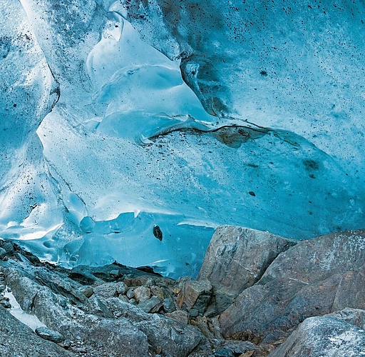 Unter dem Grossem Aletschgletscher: Geograf und Fotograf Jürg Alean machte sich auf die Suche nach Motiven, welche die Eiszeit vorstellbar machen. (Bild: Jürg Alean)