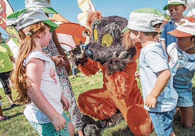 Das JaMaDu-Maskotchen der Coop Genossenschaft unterhält auch dieses Jahr wieder KInder am Festival. (Bild: ZVG)
