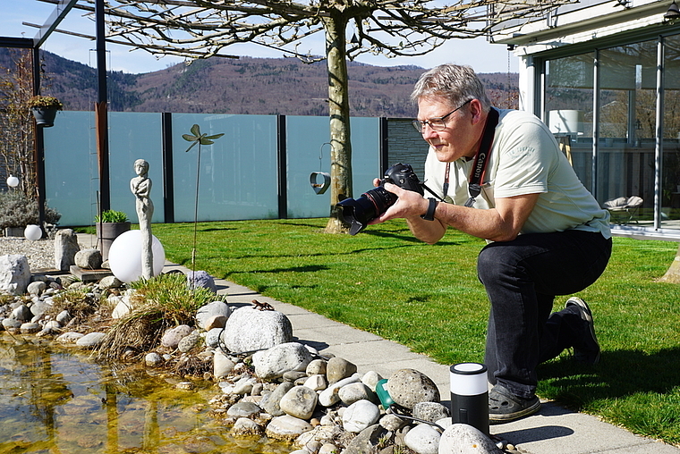 Ohne seine Fotokamera geht Alt-Regierungsrat Roland Fürst selten aus dem Haus. Auch am Teich in seinem Garten entdeckt er immer wieder lohnende Motive. (Bild: Achim Günter)