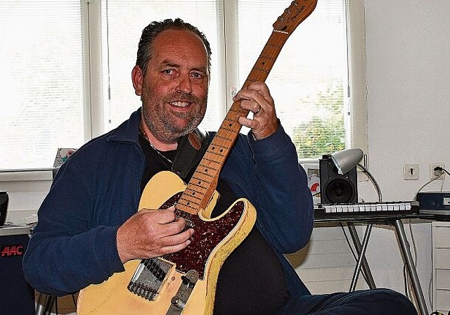 «Man macht und tut»: Gitarrist und Komponist André Kunz in seinem Arbeitszimmer. Hier sammelte er während drei Jahren Ideen für sein neues Album «Sweet Soul». (Bild: Franz Beidler)