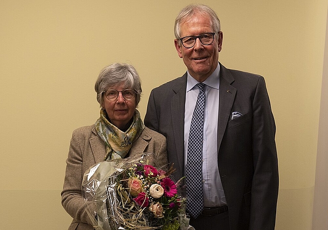 Susanna Jenzer wurde von Präsident Ernst Zingg zum ersten Ehrenmitglied von Alzheimer Solothurn ernannt. (Bild: ZVG)
