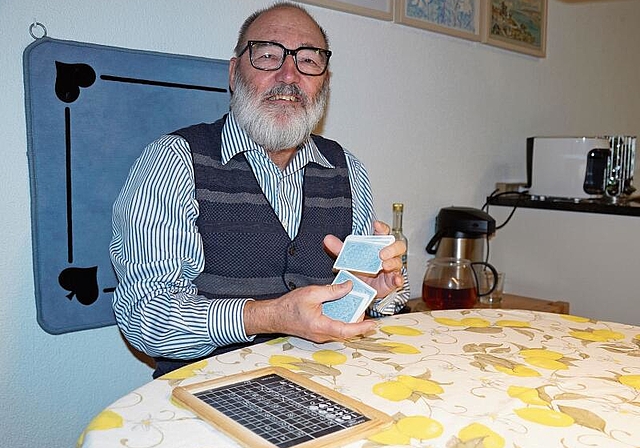 Jassteppich und -karten sind stets griffbereit: Paul Dietschi verbringt seit Jahrzehnten viel Zeit am Jasstisch. (Bild: Achim Günter)