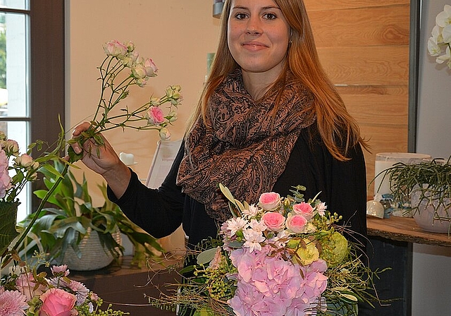 Jenny Wüthrich fühlt sich zwischen den Blumen in aller Art Farben und Formen am Wohlsten. vwe)