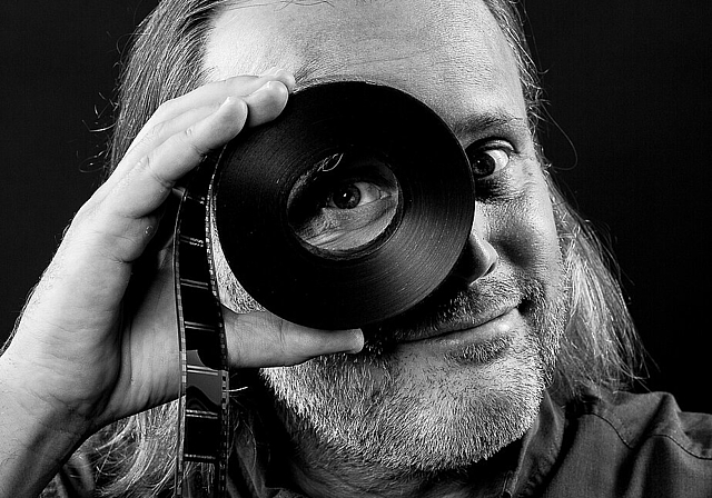 Der Oltner Kinobetreiber Konrad «Kinokoni» Schibli, abgelichtet vom Oltner Fotografen Anthony Troy. (Bild: ZVG)