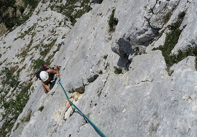 Die IG Klettern Jurasüdfuss kümmert sich um defektes Material im Klettergebiet oder nicht mehr begehbare Wege beim Zustieg. (Bild: ZVG)
