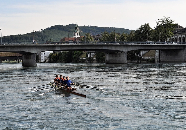 Immer dienstags gleiten die Oltner Ruderer fast lautlos und mit rhythmischen Bewegungen über die Aare vor der Dreitannenstadt. (Bild: vwe)
