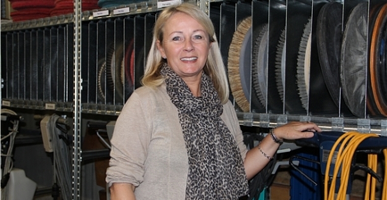 Jolanda Plüss-Eiholzer im Materiallager der Eiholzer Gebäude-Management AG.
