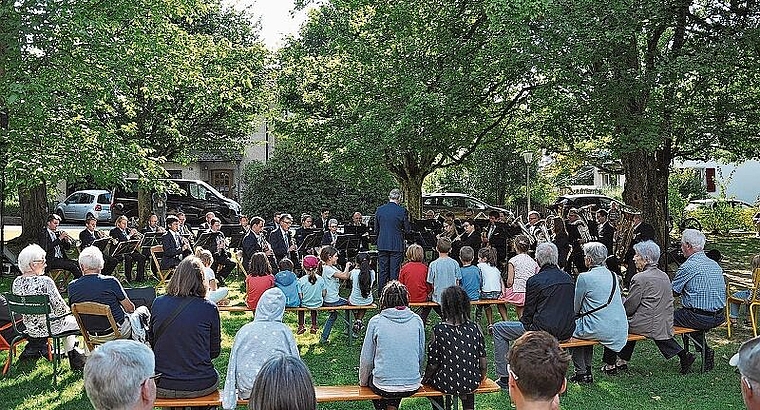 Die Stadtmusik Olten begeisterte bei ihrem Gartenkonzert im Vögeligarten Jung und Alt. (Bild: ZVG)