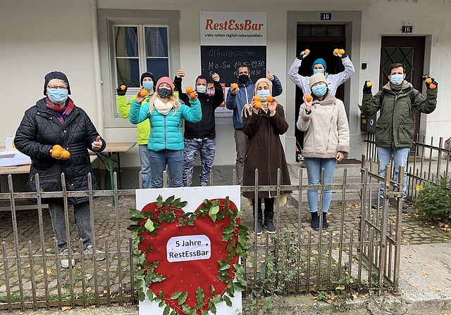 Helfer/innen feiern im November am Standort der «RestEssBar» an der Rosengasse 18 in Olten. (Bild: ZVG)
