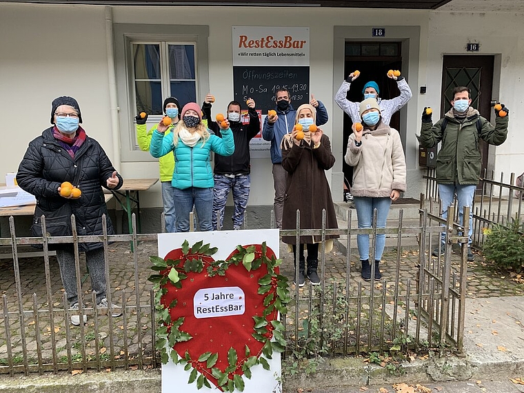 Helfer/innen feiern im November am Standort der «RestEssBar» an der Rosengasse 18 in Olten. (Bild: ZVG)
