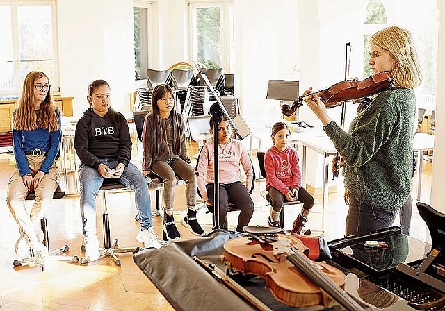 Schüler/innen und Lehrer/innen der Musikschule Olten musizieren vom 7. bis 18. Dezember jeweils im Anschluss an die «Sternschnuppen» in der Oltner Schützi. (Bild: ZVG)