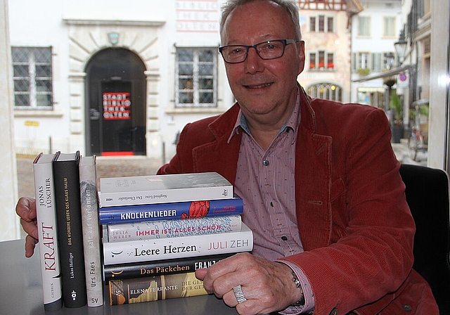 Alt-Stadtbibliothekar Christoph Rast freut sich besonders wegen dessen spritziger Art und seines enormen Wissens auf die Buchpräsentationen von Hardy Ruoss am kommenden Dienstag, 21. November im Rahmen des Café Littéraire. (Bild: mim)
