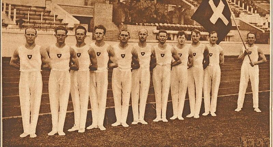 Die Schweizer Kunstturnermannschaft, Olympiasieger in Amsterdam 1928, mit den neuen Keilhosen.
