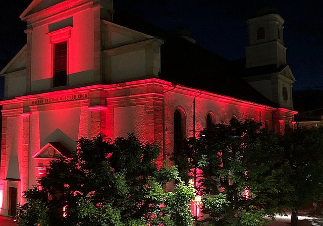 Auch Olten hat an der Aktion «Night of Light» teilgenommen und Gebäude, wie die Stadtkirche, farbig beleuchtet. (Bild: ZVG)