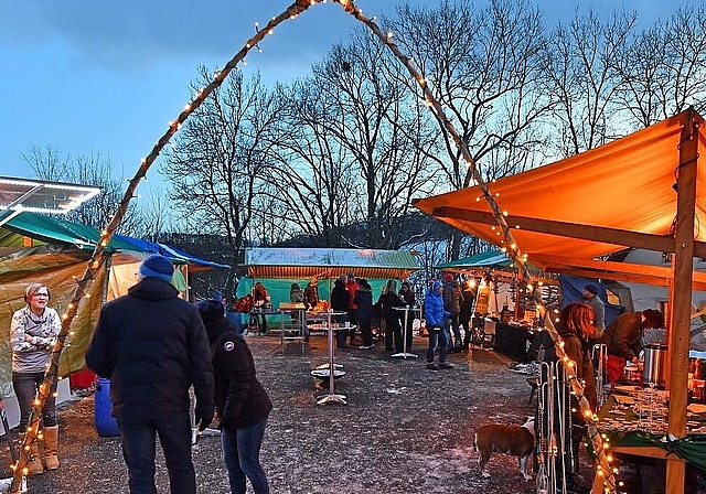 Der erste Ifenthaler Weihnachtsmarkt stiess auf reges Interesse. (Bild: ZVG)