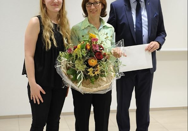 Laura Lämmli (l.), Enkeltochter Familie Haas, und Ernst Zingg, Präsident Alzheimer Solothurn, übergaben Gabriela Steiner den Fokuspreis. (Bild: ZVG)