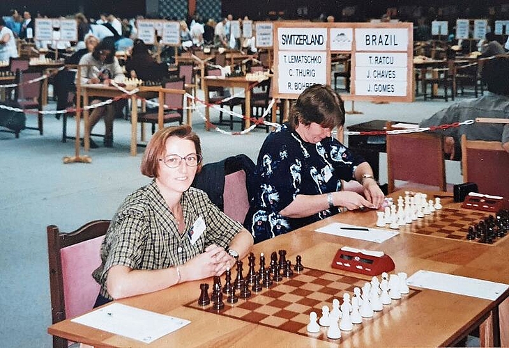 Catherine Thürig an der Schacholympiade 1996 in Jerewan, Armenien, vor dem Spiel gegen Brasilien. (Bild: ZVG)