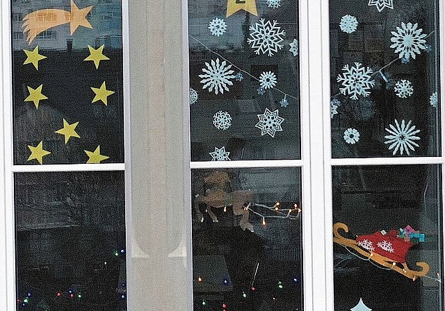 Schülerinnen und Schüler an der Sekundarschule Frohheim haben ihre Klassenzimmer-Fenster festlich dekoriert. (Bild: ZVG)