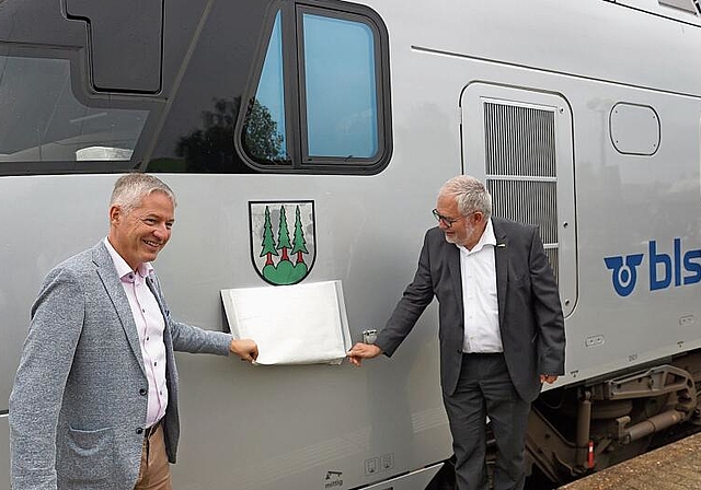 Stadtpräsident Thomas Marbet und BLS-CEO Daniel Schafer enthüllen das Oltner Wappen auf dem «Mutz». (Bilder: Achim Günter)
