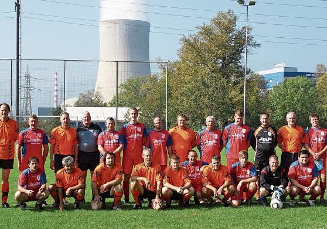 Schon über ein Jahrzehnt ist es her: Im Jahr 2011 traf sich der FC KKG (in den orangen Trikots) letztmals zum freundschaftlichen Vergleich mit dem FC Hetzendorf aus der Steiermark – ein gemeinsames Erinnerungsfoto durfte da natürlich nicht fehlen
