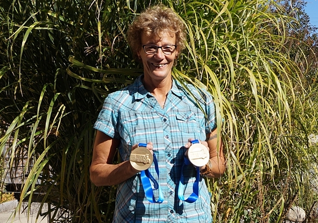 Werferin Connie Hodel präsentiert ihre Goldmedaillen Nummer 18 und 19 im Garten ihres Hauses in Hägendorf. (Bild: Franz Beidler)
