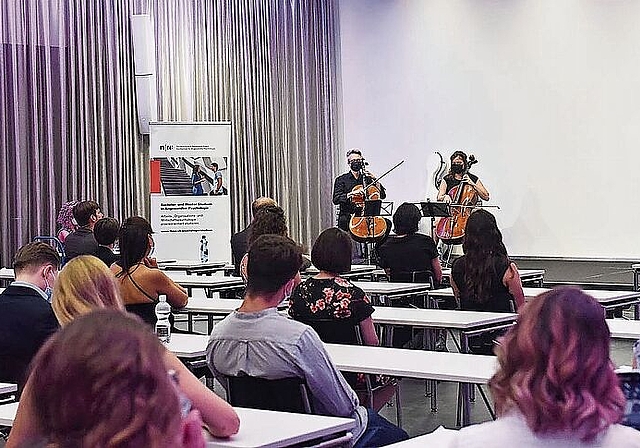 Das Cello-Duo Lumena sorgte bei der Diplomfeier in der Aula für musikalische Auflockerung. (Bild: ZVG)