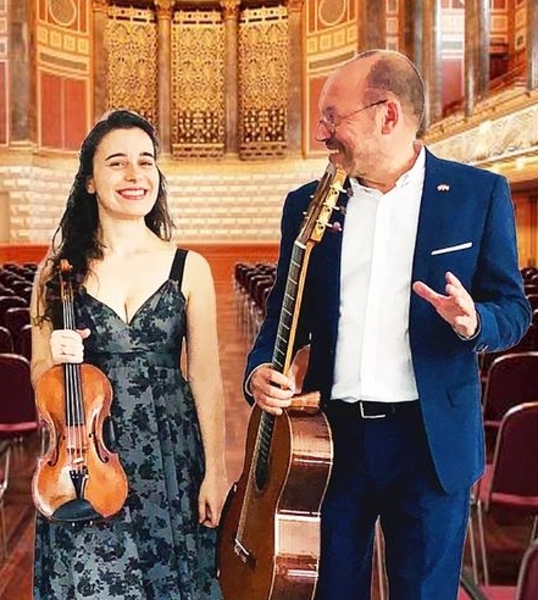 Die Spitzengeigerin Irene Benito und der Gitarrenvirtuose Michael Erni sind am Sonntag, 8. Dezember im Stadttheater Olten zu hören. (Bild: ZVG)