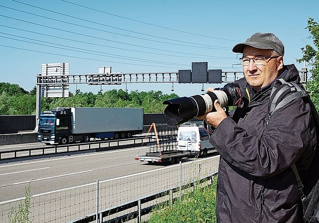 Die Autobahn übt eine gewisse Faszination auf ihn aus: Fotograf Patrick Lüthy beim «Oltner Abschnitt» der A1. (Bild: Achim Günter)