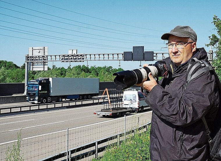 Die Autobahn übt eine gewisse Faszination auf ihn aus: Fotograf Patrick Lüthy beim «Oltner Abschnitt» der A1. (Bild: Achim Günter)
