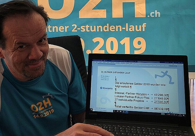 2-Stundenlauf-OK-Präsident Klaus Kaiser bei der virtuellen Checkübergabe. (Bild: ZVG)