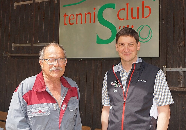 Präsident Urs Nussbaum (r.) und Platzwart Peter Bossard, «die gute Seele des Vereins», vor dem Klubhaus des TC Säli. (Bild: Franz Beidler)