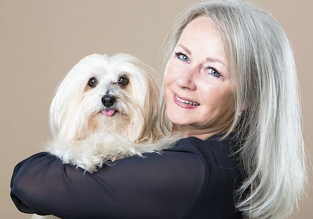 Sängerin Jolanda Eiholzer mit ihrem 2018 verstorbenen Hund Ximo, dem sie das Lied «Mein bester Freund» gewidmet hat. (Bild: ZVG)