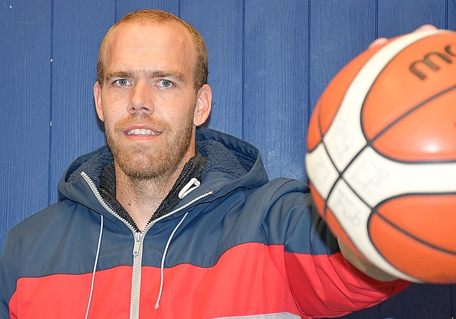 Devis Ledermann gab seinen Posten als Unihockey-Torwart auf, um die Basketballerinnen des BC Olten-Zofingen zu coachen. (Bild: Franz Beidler)
