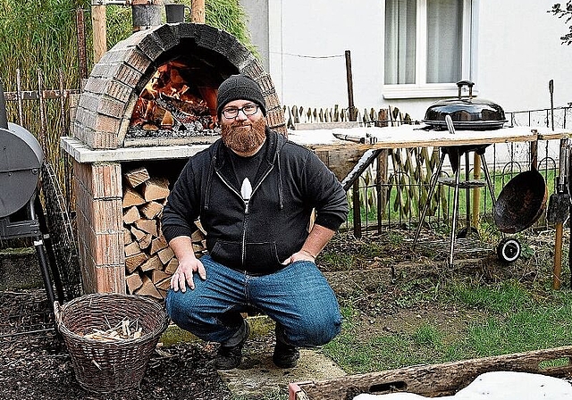 Der leidenschaftliche Pizzabäcker Marco Rudolf von Rohr präsentiert stolz seinen selbstgebauten Pizzaofen im heimischen Garten. (Bild: Denise Donatsch)