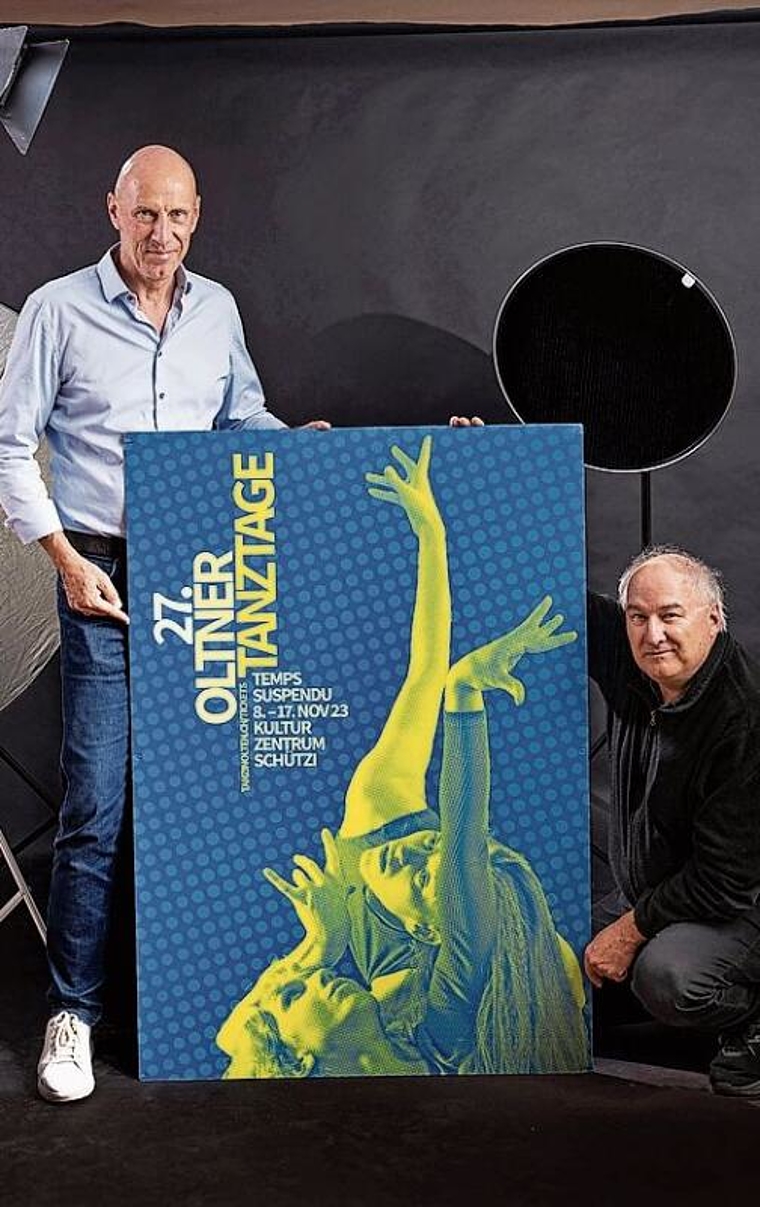 Marc Flury und Patrick Lüthy mit dem Festivalplakat der Oltner Tanztage 2023. (Bild: Fabian Lüthy)