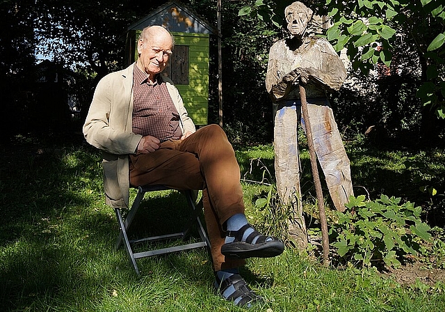 Franz Hohler und sein «Prättigauer»: Die Holzskulptur von Peter Leisinger bewacht Hohlers Haus in Zürich. (Bild: Franz Beidler)