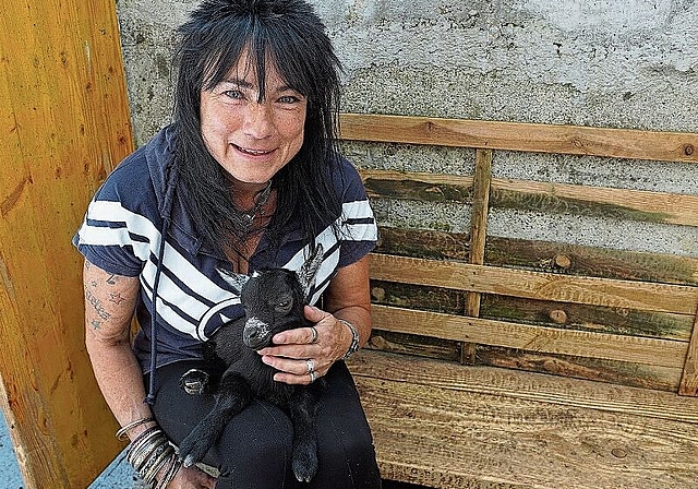 Kyra Bosshardt, Hauptverantwortliche Tierpflege beim Wildpark Mühletäli, konnte sich vor wenigen Wochen über Nachwuchs bei den Zwergziegen freuen. (Bilder: AGU)
