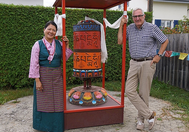 Pema Sonam und Ulrich Soltermann neben der tibetischen Gebetsmühle in Soltermanns Garten in Däniken. (Bild: ZVG)
