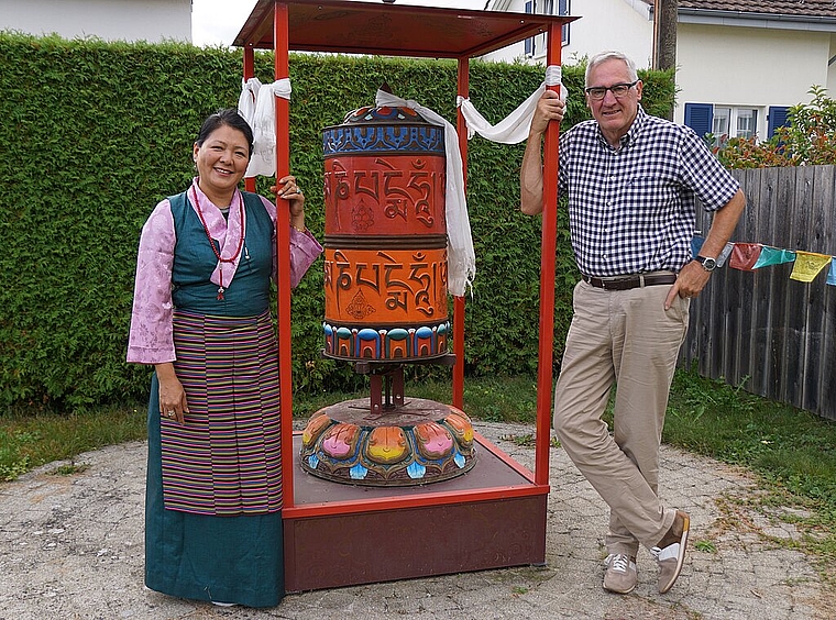 Pema Sonam und Ulrich Soltermann neben der tibetischen Gebetsmühle in Soltermanns Garten in Däniken. (Bild: ZVG)