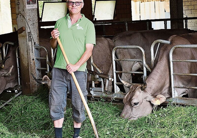 «Arbeiten, wie auf jedem Hof.» Felix Lang bei den Kühen vom Buechehof. (Bild: Franz Beidler)
