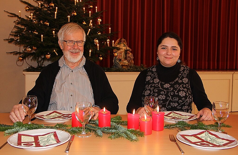 Initiator und Theologe Werner Good lädt am Samstag, 24. Dezember zur offenen Weihnachtsfeier in den Josefsaal der Pfarrei St. Martin ein. Ebenfalls dabei wird Jennifer Khelil sein, die den weihnächtlichen Rahmen schätzt. (Bild: mim)