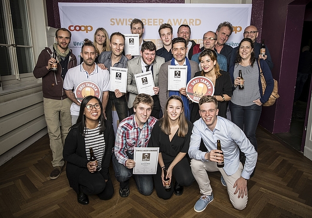 Familie, Freunde und Mitarbeiter rund um Luc Nünlist (zweiter v.l. Mitte) freuten sich über die Silber-Auszeichnungen für fünf Sorten des Oltner Drei Tannen Biers. (Bild: ZVG)