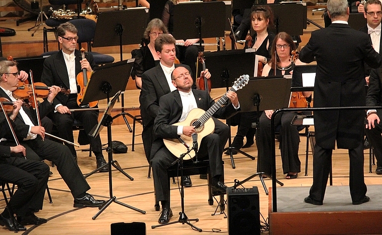 (v.M.) Michael Erni während eines Konzertes mit dem London Concert Symphony Orchestra im KKL. (Bild:  ZVG)