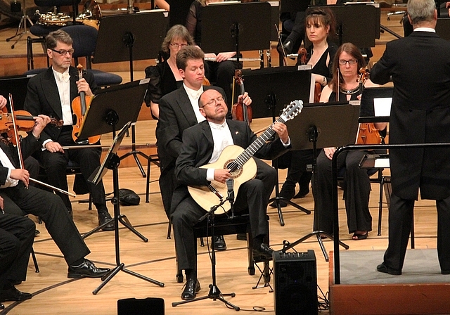 (v.M.) Michael Erni während eines Konzertes mit dem London Concert Symphony Orchestra im KKL. (Bild:  ZVG)
