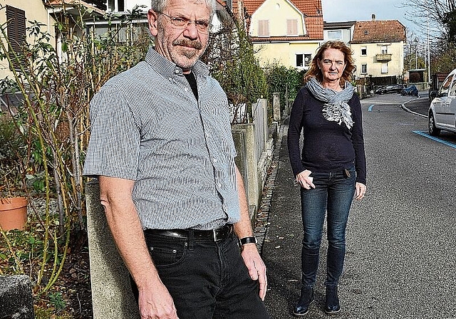 «Ermuntern die Leute eigentlich zu Strassenfesten»: René Zimmerli und Jeanette Dinkel vom Quartierverein Rechtes Aareufer in der Oltner Maienstrasse. (Bild: frabei)