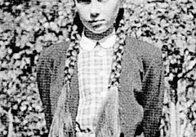 Die 12-jährige Elisabeth mit neuen Kleidern in Bern (1946).
