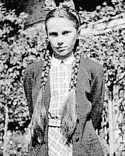 Die 12-jährige Elisabeth mit neuen Kleidern in Bern (1946).
