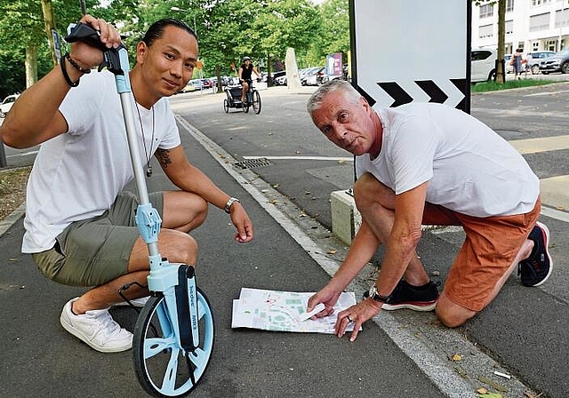 Nhuc Khoan Chang und Christoph Koch sind derzeit für die Chilbi oft auf Oltens Strassen unterwegs. (Bild: Achim Günter)